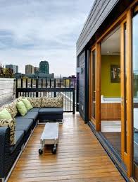 Balkondekoration Fur Schmale Und Lange Platze Dekoration Ideen Moderner Patio Balkonentwurf Terassenideen