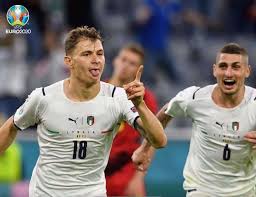 Trofi euro 2020 atau piala eropa 2020 saat di kings cross station di london. Vwccsryefxzjtm