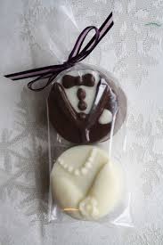 Made Some Chocolate Covered Oreos For A Wedding I Just Love The Bride And Groom Mold These T Wedding Dessert Favors Chocolate Covered Oreos Cheap Chocolate