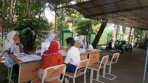 Perkenalkan,nama saya fibria, orang tua dari almira fionna devina, siswa x mm 2 smk negeri 8 semarang. Ppdb Novi Berharap Bisa Masuk Smkn 8 Supaya Nanti Bisa Langsung Kerja Warta Kota