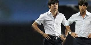 Joachim löw steht im fokus der öffentlichkeit wie nur wenige andere promis in deutschland. Asiatisches Low Double Wer Kopiert Hier So Dreist Den Jogi Style Express De