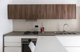 All white kitchen with grey countertops and dark night dummo clean. Apartment Hermes Inn
