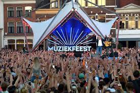 Het podium van het sterren muziekfeest op het plein staat in enschede. Waalwijk Maakt Zich Op Voor Muziekfeest De Eerste Fans Verwachten We Al S Ochtends Vroeg Waalwijk Heusden E O Bd Nl