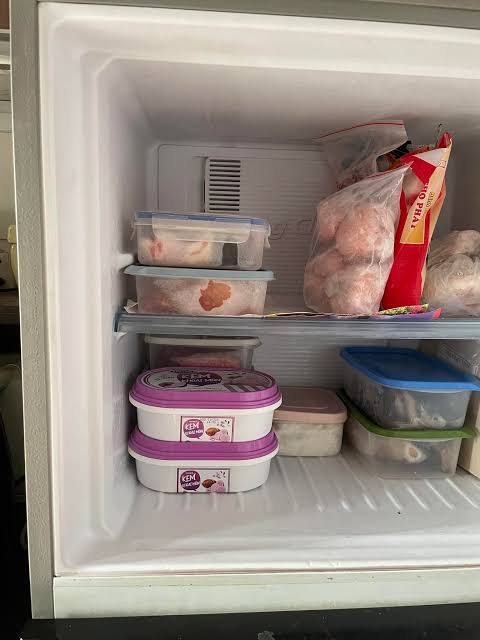 Em tận dụng hộp kem Vinamilk này để trữ thịt cá ở ngăn đông, nhà nhiều hộp  này quá bỏ thì uổng. Xin hỏi các chị là các hộp nhựa loại này