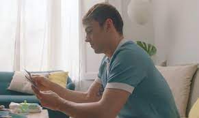 The diving hero caused a stir among olympic tv viewers up early to watch the women's 3m springboard final on. Tom Daley On Family And Fatherhood I M The Strict One Attitude Co Uk