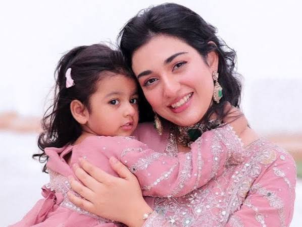 سارہ خان کو بیٹی کی تصویر شیئر کرنے پر کڑی تنقید کا سامنا - ایکسپریس اردو