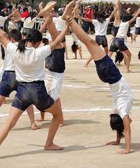 体育の時間は女子のふとももをチラ見する時間 体操着姿の女子を見る会です 女子のふともも見学会 2021 体操 ジャージ 女の子 ハーフパンツ