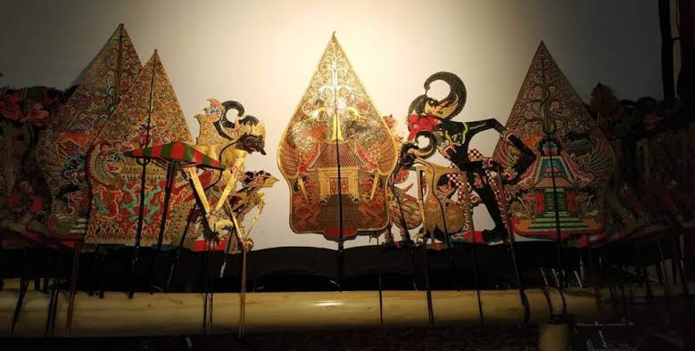 Filosofi Gunungan Wayang: Simbol Alam Semesta dan Poros Kehidupan Nusantara