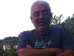 Μεταφέρουμε εδώ ένα μικρό δείγμα της γραφής του από ανάρτησή του. Pe8ane O Dhmosiografos Rizos Psyllos