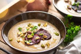 Leichte, feine suppen sind besser geeignet als schwere, sättigende. Maronen Truffel Suppe Mit Rote Bete Chips Und Gehackten Pistazien Simply Vegan