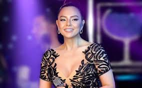 Ebru gündeş, uzun bir dinlenme sürecinin arından 11 mart 2000 gecesi bostancı gösteri merkezinde ilk konserini verdi. Ebru Gundes Dinliyor Nedir Ebru Gundes Ten Yeni Proje Sadece Haber