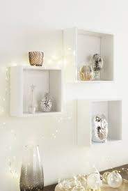 L'étagère murale sous tous les angles plus discrète qu'une bibliothèque, l'étagère murale rencontre toujours un vif succès dans nos intérieurs. Set De 3 Etageres Cubes Shelvy Blanc Decoration Murale Chambre Deco Chambre Etagere Cube Murale
