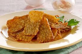 Sajikan tempe goreng yang gurih selagi masih hangat. Tips Menggoreng Tempe Agar Renyah Tahan Lama Dijamin Jadi Favorit Keluarga