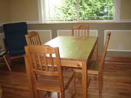 Depoussierer Et Faire Briller Les Meubles En Bois Designs De Petite Cuisine Decoration Cuisine Chaises De Table A Manger