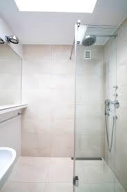 Grosse Begehbare Dusche Auf Podest Mit Glasabtrennung Und Zweierlei Brausen Waschbecken Design Begehbare Dusche Kleines Bad Mit Dusche