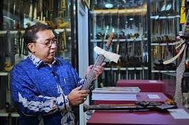 Fadli zon on social media official site: Koleksi Unik Yang Ada Di Fadli Zon Library Travelista