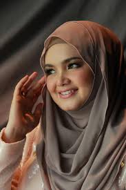 Siti nurhaliza is the debut album from malaysian singer siti nurhaliza released in 1996. Lama Tak Terdengar Siti Nurhaliza Kembali Dengan Duet Bersama Penyanyi Indonesia Lifestyle Fimela Com