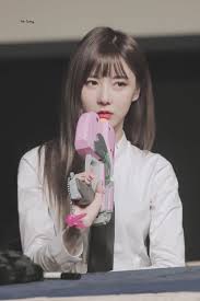 Trước khi ra mắt với dia, jenny là một thực tập sinh dưới trướng source music và suýt nữa đã được debut trong đội hình của gfriend. Yoohyeon 9gag