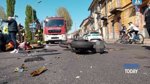 Dramma oggi intorno alle 13 a piane di montegiorgio, nei pressi del ristorante oscar e amorina, dove un giovane, originario di fuori regione, mentre era in sella alla sua motocicletta, è rimasto coinvolto in un incidente stradale dall'epilogo drammatico. Incidente In Corso Regio Parco Angolo Via Mamiani A Torino Scontro Tra Moto E Auto Morto Davide Collura 8 Aprile 2021