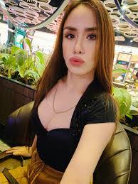 Nina Holmes's Instagram, Twitter & Facebook