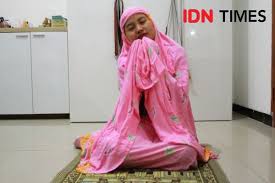 Artikel ini akan membahas teks bacaan doa pembuka rezeki dan kekayaan dari segala penjuru yang mustajab lengkap bahasa arab, latin dan artinya. 7 Doa Dimudahkan Rezeki Yang Halal Dan Penuh Keberkahan