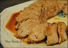 Per realizzare un arrosto perfetto è importante rosolare prima la carne in padella, cuocetelo poi in forno per una quarantina di minuti, irrorandolo legate il filetto di maiale con lo spago da cucina, inserendo anche le foglie di salvia per insaporire, massaggiate poi la carne con sale, pepe e rosmarino. Filetto Di Maiale Arrosto Ricetta Facile Una Riccia Ai Fornelli