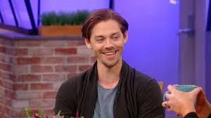 Том пэйн (tom payne) родился в челмсфорде в семье гримера и визажистки сью байд, работавшей на канале bbc. The Walking Dead S Tom Payne I Cried After Getting My Hair Cut For Prodigal Son Youtube