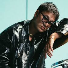 Adrián Cota llega a refrescar la escena musical en México con su sonido  único y extravagante