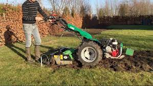 eenmaal je klaar bent met de bakfrees kan je de rotoreg gebruiken om de omgewoelde grond te niveleren en zaai plant klaar te ma planten tuinontwerp kruidentuin
