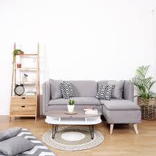 Pilih kursi yang berukuran proporsional sesuai dengan ukuran ruang tamu ini. 4 Model Sofa Minimalis Terbaik Untuk Ruang Tamu Sempit Ajeg