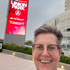 What rental or Airbnb options are available for a family of 7 with dogs?