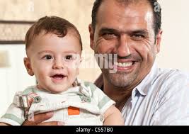 Beirut Libanon Porträt des Mannes zu Hause mit Vorfahren an Wand  Stockfotografie