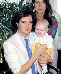 Hasta que te conocí 🔥 | Camilo Sesto junto a Lourdes Ornelas y su hijo,  una imagen que captura el lado más íntimo del cantante🎙️💭🔥 | Instagram