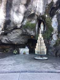 Lourdes, centro de aguas francesas, famoso por las curas milagrosas, atribuido a la virgen maría que en 1858 apareció en una gruta a bernadette la siguiente inscripción en la tabla de mármol registra la aparición: Resto Del Mundo On Twitter Virgen De Lourdes Francia El Cuerpo De Santa Bernardita En Nevers Ella Tuvo 18 Apariciones Marianas De La Virgen Y Sus Milagros Https T Co Nzooi66non