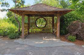Pavillon Im Japanischen Garten Der Tsuru Insel Im Hauptstrassen Stadtpark Von Gresham Oregon Stoc In 2020 Small Japanese Garden Japanese Garden Backyard Japanese Garden