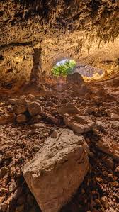 ✨ Um dos cartões-postais mais impressionantes de Bonito-MS! A Gruta do Lago  Azul encanta com sua água de um tom indescritível, que parece até magia da  natureza. 🌿🦇 👉 Esse é um