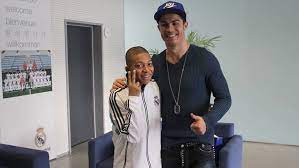 У него давняя любовь к кришу. Kumir Mbappe Vstretilsya S Ronaldu Chimi Plakatami V Detstve Obkleil Vsyu Spalnyu O Duhe Vremeni Blogi Sports Ru