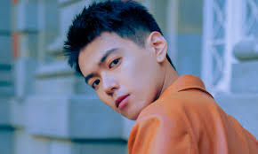 Diễn viên 22 tuổi Trung Quốc làm shipper