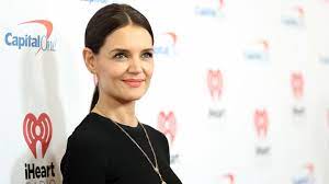 Her first look was a black and pink floral. Katie Holmes Uber Die Zeit Nach Der Trennung Von Tom Cruise Stern De