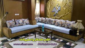 ركنة مودرن حديثة لها مكتبة خشب على أحد طرفيها
