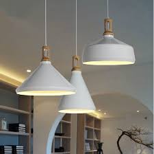Moderne Pendentif Lumiere Bois Et Aluminium Lampe Noir Blanc Restaurant Bar Cafe Salle A Manger Led Suspensi Lumieres Interieures Luminaire Pendentif Lumiere