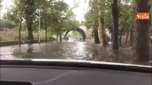 Allagamenti roma, l'impresa di salire e scendere dal pullman. Nubifragio A Roma Viaggio Tra Le Strade Allagate Corriere Tv