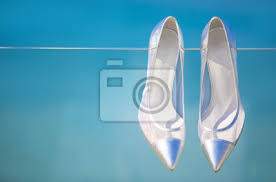 Sendmoments gmbh personalisierte geburtskarten, einladungskarten und danksagungskarten zur hochzeit, sowie geburtstagseinladungskarten zum selbst gestalten. Elegante Frau Silberne Hochzeit Schuhe Auf Blauem Meer Hintergrund Fototapete Fototapeten Braut Hugel Silber Myloview De
