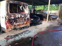 Sayu hati melihat rumah musnah terbakar pada hari ketiga aidilfitri ini. Tiga Rumah 10 Kenderaan Terbakar