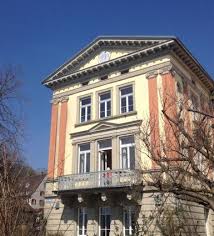 Klassizistisches Gebaude Mit Pilastern Seitlich In Orange Gelb Uberlingen Mit Bildern Klassizismus Fassadengestaltung