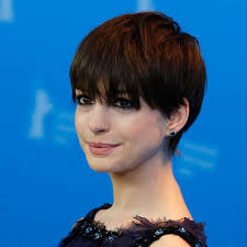 Carré plongeant dégradé avec frange sur le côté. Les Coiffures D Anne Hathaway L Express Styles