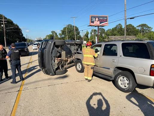 Slidell - 🚨 Officers are currently on the scene of a crash involving a vehicle that overturned in the area of Gause East and Bridgewater. Miraculously, only minor injuries have been reported.