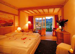 In nessun'altra località in italia troverai una piscina, ubicata nella piazza centrale, piena di acqua termale calda: Spa Hotel Adler Spa Resort Thermae Bagno Vignoni Italy Escapio