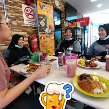 Restoran untuk lamaran ini sudah lumayan kesohor di kalangan calon pengantin. Di Naina Restaurant