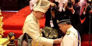 Isteri kepada pemegang gelaran ini akan mereka mempunyai tujuh darjah kebesaran yang membawa gelaran yang berbeza, iaitu. Darjah Kebesaran Kurniaan Sultan Perak Kepada Yang Berjasa